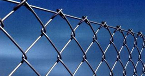 Milyen hálót kell választani a kerítéshez: háló, hegesztett, hornyolt, műanyag