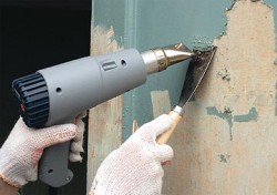 rimuovere la vecchia vernice con un asciugacapelli da costruzione
