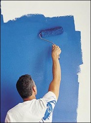 процес на боядисване на стени