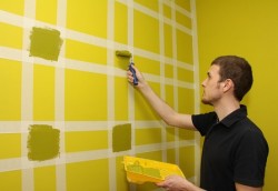 festeni a falakat két színben maszkoló szalaggal