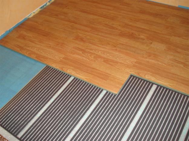 Teplá podlaha pod laminátom: výber a inštalácia vlastnými rukami
