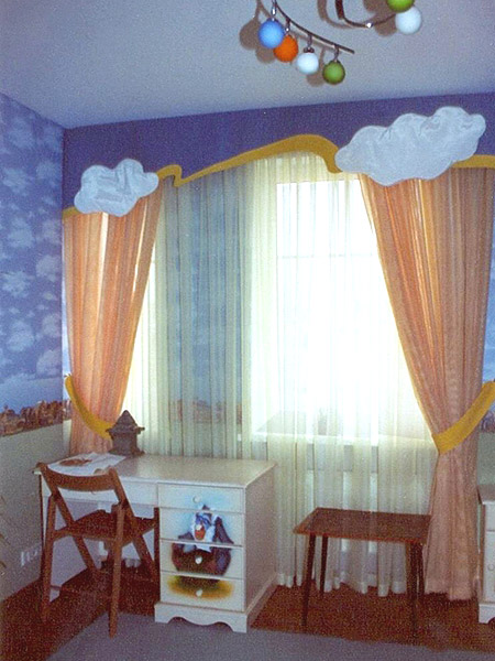 Escolha cortinas no berçário: tecido, cor, design, recursos