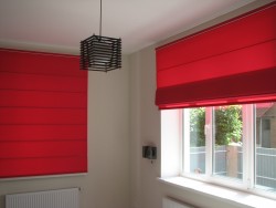 cortinas romanas vermelhas
