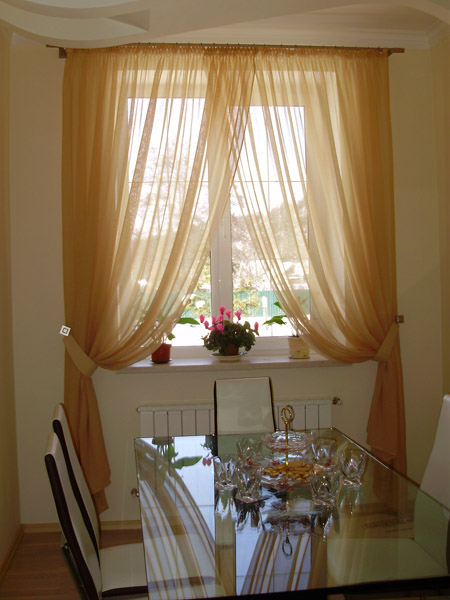 Escolhendo as cortinas certas: cor, design, recursos do quarto