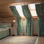 záclony a posteľné prikrývky rovnakej farby