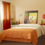 orangefarbene Vorhänge im Schlafzimmer