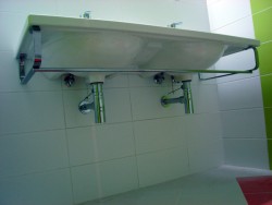 instalação do lavatório nos suportes 2