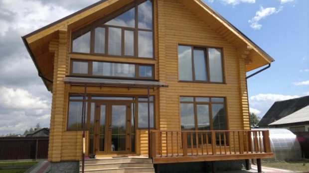 6 tipov na výber a inštaláciu okien v drevenom dome