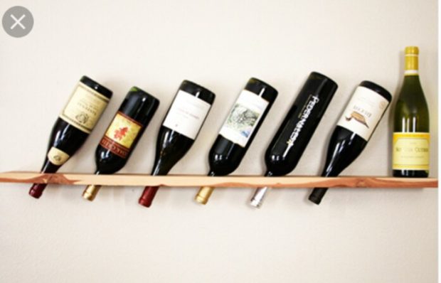 drevená polica na víno