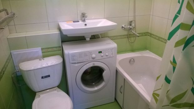 Ένα πλυντήριο ρούχων σε ένα μικρό μπάνιο: 6 ιδέες για διαμονή + φωτογραφίες
