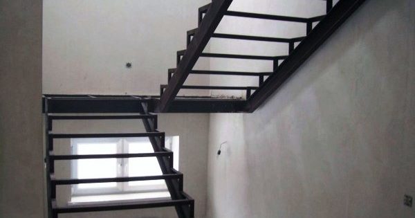 5 συμβουλές για την κατασκευή μιας σκάλας από μια γωνία και ένα κανάλι