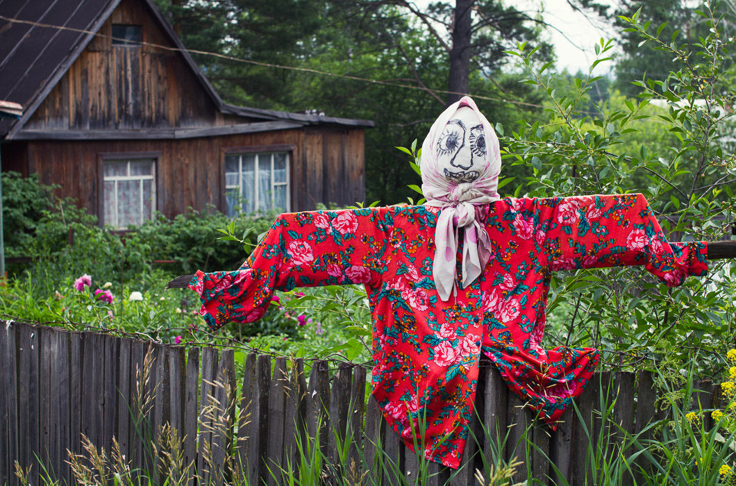 DIY garden scarecrow: 5 ενδιαφέρουσες ιδέες