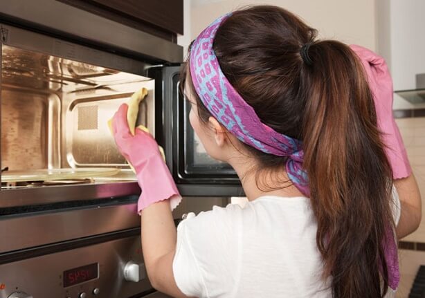 6 maneiras de limpar rapidamente o microondas em casa