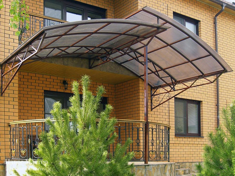 6 tips för att ordna en tak (visir) över verandan till ett privat hus + foto