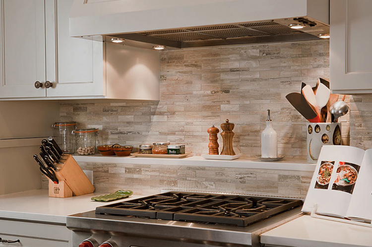 11 patarimų, kaip papuošti prijuostę (darbo sieną) virtuvėje