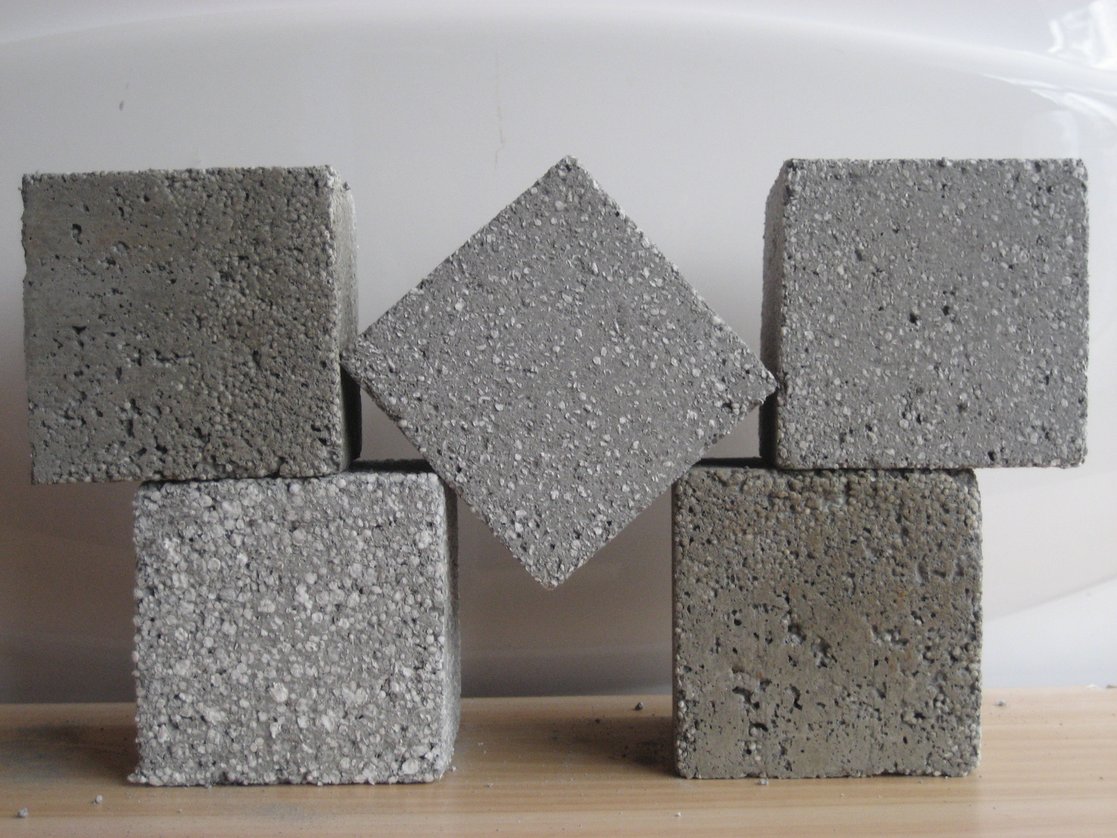 9 tipov na stavbu domu z polystyrénového betónu: výhody, nevýhody, výber