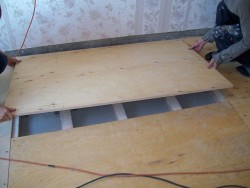 nivelando o piso com madeira compensada nos troncos 2