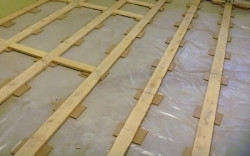 nivelando o piso com madeira compensada nos troncos