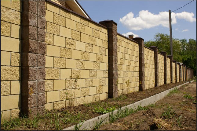 8 tipov na výber a inštaláciu dekoratívnych betónových blokov pre oplotenie