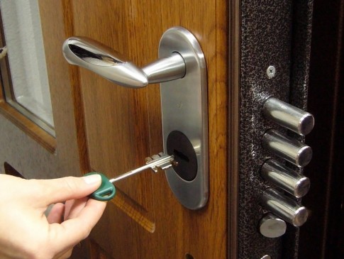 Cách chọn khóa cho cửa trước: các loại, bảo mật, nhà sản xuất